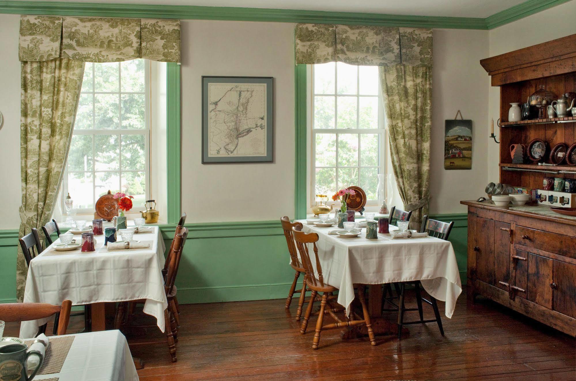 אפרתה Historic Smithton Inn מראה חיצוני תמונה